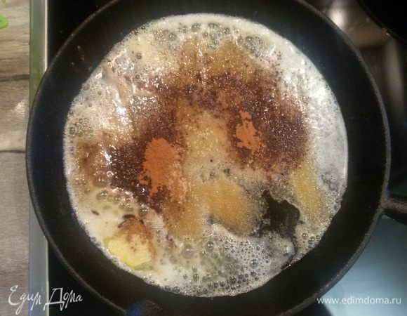 Ставим разогреваться духовку до 220 градусов.
На плиту на средний огонь ставим сковороду. В разогретую сковороду кладем масло, добавляем сахар и корицу. Ждем, когда сахар расплавится. Не пережгите карамель!