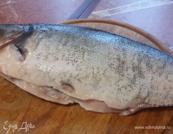 Подготовить рыбу — очистить рыбу от внутренностей, чешуи, плавников и жабр. Промыть и обсушить при помощи бумажного полотенца.