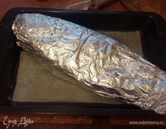 Плотно завернуть нафаршированную рыбу в фольгу. Выложить на противень и поставить в разогретую до 200 градусов духовку. И выпекать в течении 1-1,30 часа.