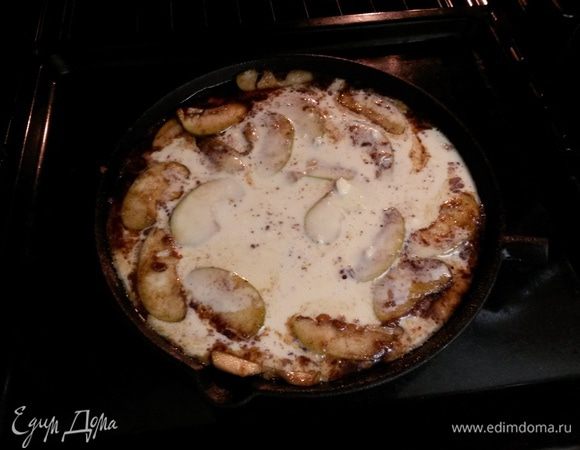 Готовим тесто. Растираем яйца с мукой до однородности. Добавляем теплое молоко и ванильный экстракт, еще раз размешиваем. Тесто будет жидкое, блинное. Выливаем тесто в сковородку на яблоки, запекаем 15-20 минут до золотистого цвета.