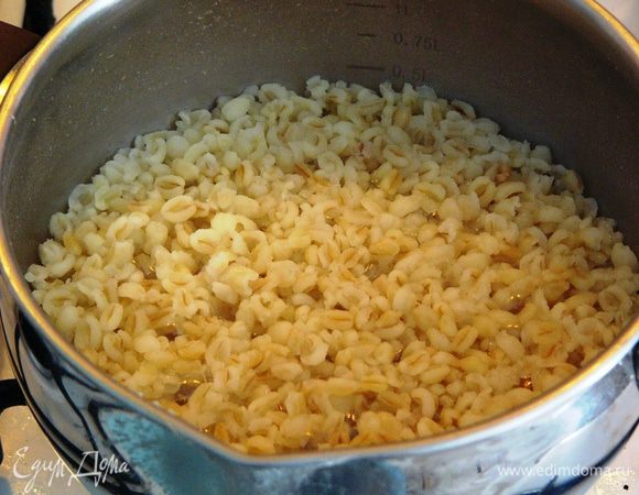 Когда воды на дне уже почти не останется, выключить огонь и дать постоять каше под крышкой еще минут 10, чтобы вода полностью впиталась. 