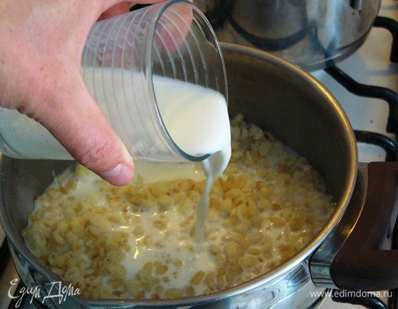 Добавить в кашу молоко. 