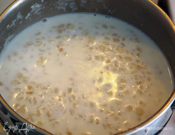 Варить под крышкой еще около 20 минут, пока каша хорошенько не загустеет. В конце можно добавить для густоты ложку крахмала, разведенную в двух ложках холодного молока. За минуту до готовности добавляем сахар. 
