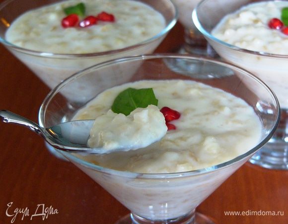 Такая каша вкусна как в холодном, так и в горячем виде, но, мне кажется, нам привычнее есть такие блюда в теплыми. Поэтому готовую кашу раскладываем по креманкам и сразу подаем к столу. Понятно, что за счет сладкого вкуса, каша особенно нравится детям. 

Хорошего утра вам и приятного аппетита весь день!