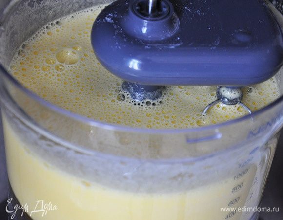 Желтки взбить добела с сахаром и, не прекращая взбивать, потихоньку лить теплую воду в течение 5-10 минут. Муку просеять с разрыхлителем и крахмалом и аккуратно смешать с желтками.