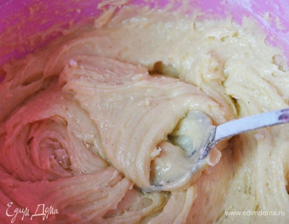 Добавить белки аккуратно, в несколько приемов, к общей массе.
Вылить тесто на противень, устланный пергаментом. Лучше использовать коричневый пергамент, а не белый. От него изделия из теста лучше отлипают. Высота слоя должна быть около 1 см, потом масса увеличится при выпекании. Выпекать при 180°С около 30 минут.