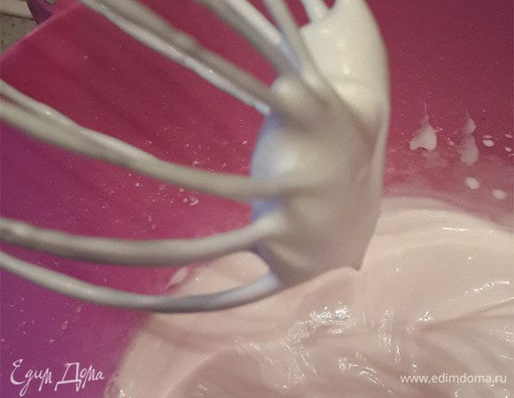 Взбить сливки с сахарной пудрой, пока масса не загустеет. Добавить загуститель.