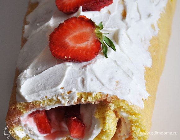 Клубнику вымыть и нарезать мелкими кубиками. Смешать с кремом. Вытащить бисквит из духовки, слегка остудить. Намазать еще теплый бисквит кремом и завернуть рулетом.