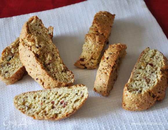 Выпекать при 180°С около 20 минут. Вытащить, остудить минут 5. Нарезать ножом наискосок и снова поставить в духовку минут на 20. Готовые бискотти остудить на решетке.