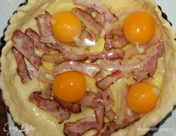 Добавляем 4 яйца. Разбиваем на расстоянии друг от друга. Перчим. Соль по желанию.