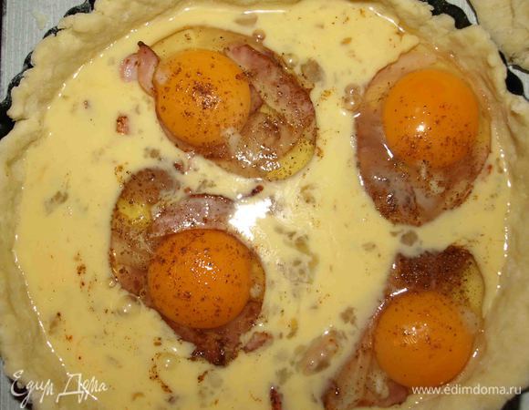 2 яйца взбиваем с молоком. Соль и перец по желанию. Аккуратно выливаем на корж, равномерно распределяя между яйцами и беконом. Оставляем пару ложек для смазывания коржа.
