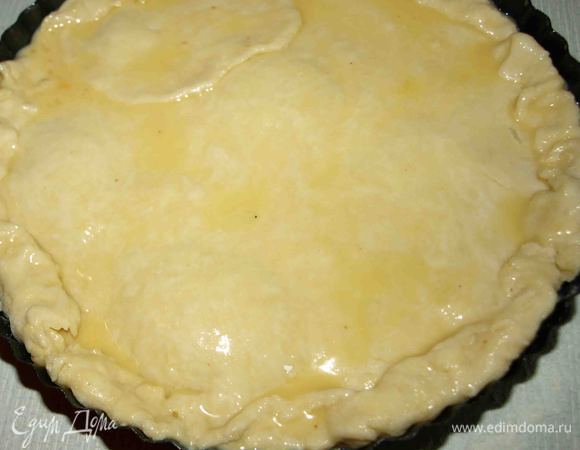 Из второй части теста раскатываем корж и накрываем форму. Края смазываем водой и соединяем два коржа вместе. Срезаем излишки теста.  И отправляем в заранее разогретую духовку до 180 градусов примерно на 50 минут.  
И эти 50 минут занимаемся своими делами в удовольствие :)