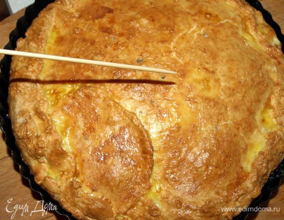 Проверяем бамбуковой палочкой или острым ножом готовность пирога. Начинка должна загустеть, а пирог стать золотистым. 