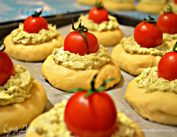 Переложите ватрушки на противень, выстеленный пергаментной бумагой, смазанной маслом. Оставьте для расстойки 15-20 минут. Выпекайте в нагретой до 180 г духовке до готовности (35-40 минут).