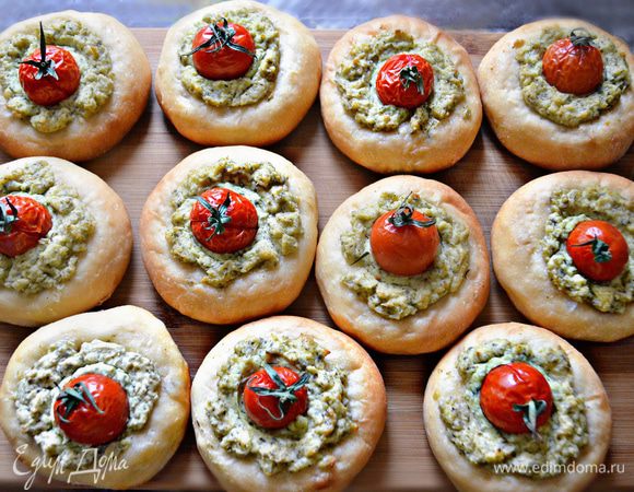 Вот такие красавицы-ватрушки получились! Прекрасно подойдут к утреннему горячему чаю или кофе. Их можно дополнить кусочком ветчины или колбаски, кусочком рыбы или сыра, но и сами по себе они очень вкусные.