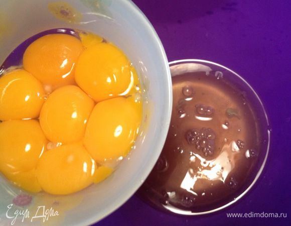 Отделить белки от желтков. У меня яиц больше, так как они маленькие.