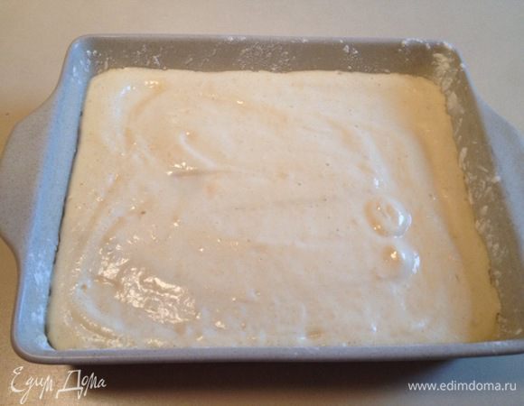 Добавляем разрыхлитель, манную крупу, муку и осторожно выпуклой стороной ложки всё перемешиваем от краев к середине. 
Выложить в заранее подготовленную форму (у меня 18/24), смазанную маслом и припудренную мукой по всей поверхности. 
Выпекать при 180°С 20-25 минут. 