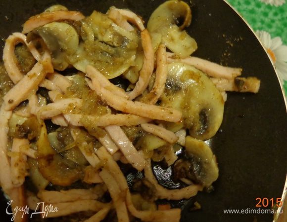 Начнем с бельгийского рецепта.
Тонко нарезать и обжарить лук, грибы и ветчину, посолив и поперчив по вкусу. Я еще добавила молотый кориандр. Остудить начинку.