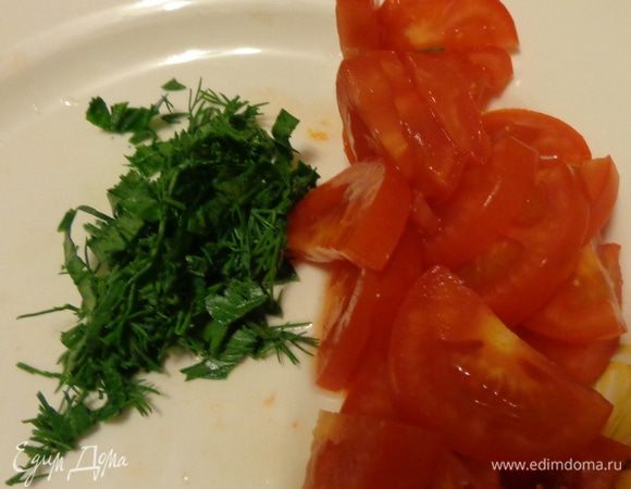 Подготовить помидоры и зелень.