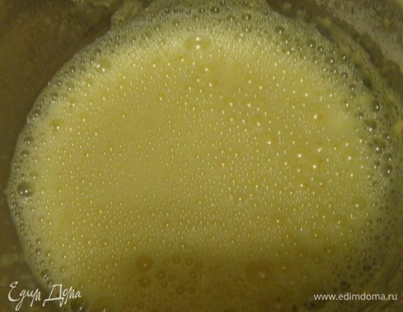 Для омлета: разделить желтки и белки. Взбить желтки с газированной водой, добавить муку, посолить. Получится похожая на жидкую сметану масса. 