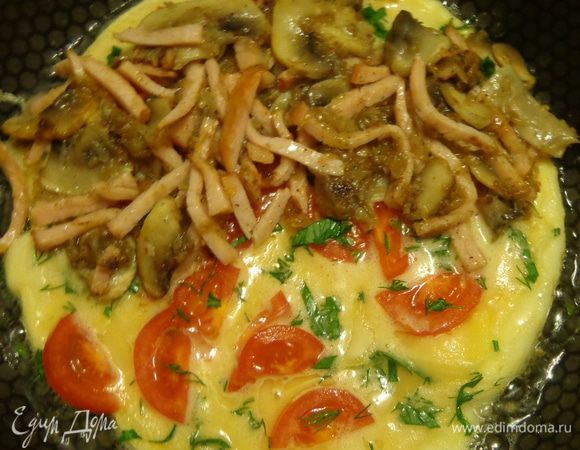 На одну половину сковороды положить ветчинно-грибную начинку и жарить под крышкой до готовности.