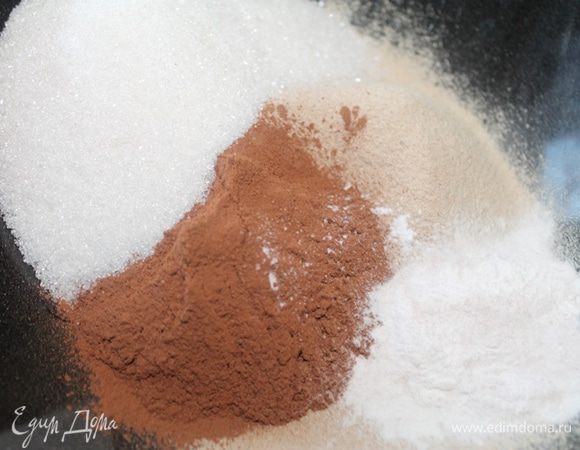 Духовку включить на 180 градусов. В миске смешать муку, какао, сахар, разрыхлитель.