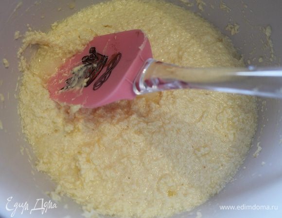Отдельно взбить масло, по одному добавляя яйца.