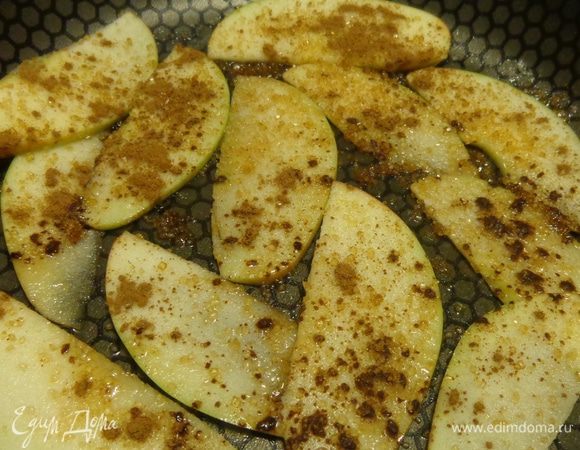 На закуску — сладкий венский омлет.
Нарезать тонкими пластинками яблоко и протомить его на сковороде в растопленном масле с корицей и коричневым сахаром.
