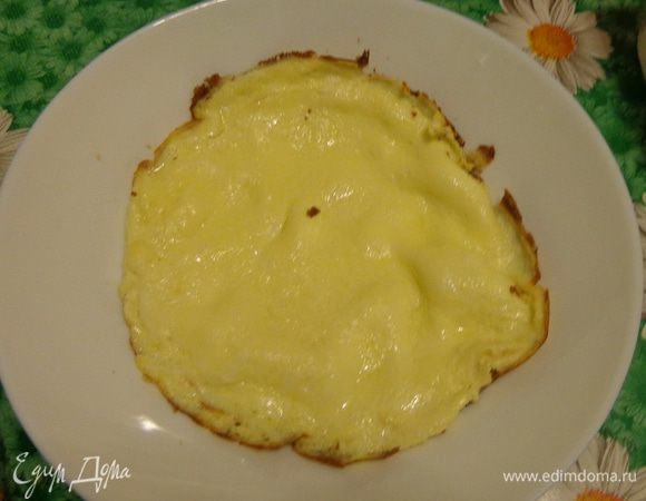 Тем временем взбить яйцо с молоком, по желанию добавить чуть-чуть сахара. Пожарить омлет, выложить его в достаточно глубокую тарелку. 