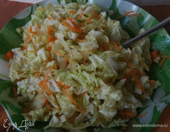 Я делала к пирогу простой салат из пекинской капусты и моркови, сбрызнутый лимонным соком и маслом