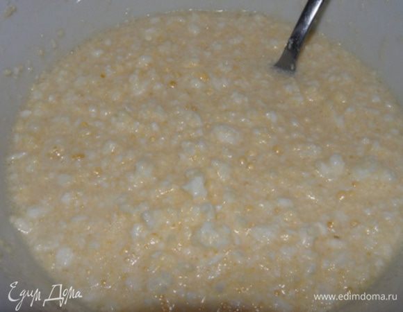 Добавить творог, щепотку соли и перемешать.