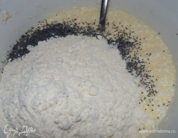 Муку просеять. В тесто добавить муку, соду (можно заменить разрыхлителем) и мак. Хорошо перемешать.