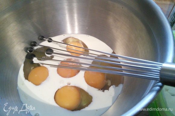 У меня порция омлета на троих с 5 крупными яйцами. И так: яйца взболтать со сливками, (соль используйте по вкусу, т. к. и фета и маслины слоёные!).