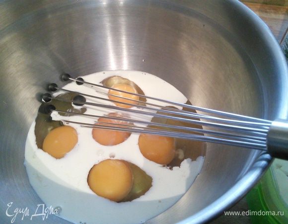 У меня порция омлета на троих с 5 крупными яйцами. И так: яйца взболтать со сливками, (соль используйте по вкусу, т. к. и фета и маслины слоёные!).