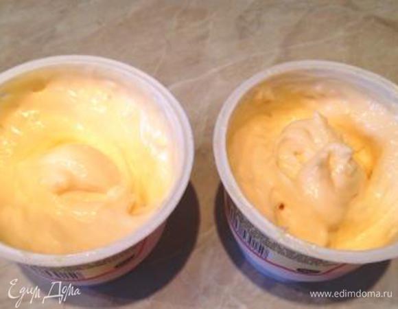 Мягкий плавленый сыр смешать с пропущенным через чеснокодавку чесноком.