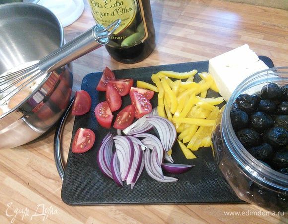 Красный лук и зеленый перец (у меня к сожалению жёлтый) нарезать на полоски, помидоры на четвертинки, фету раскрошить.