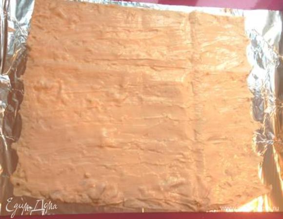 Оба лаваша разделить пополам (должно получится 4 штучки).
Одну намазать третью сырно-чесночной массы.