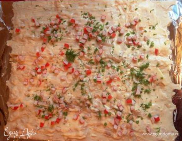 Сверху присыпать зеленью и третью крабовых палочек.