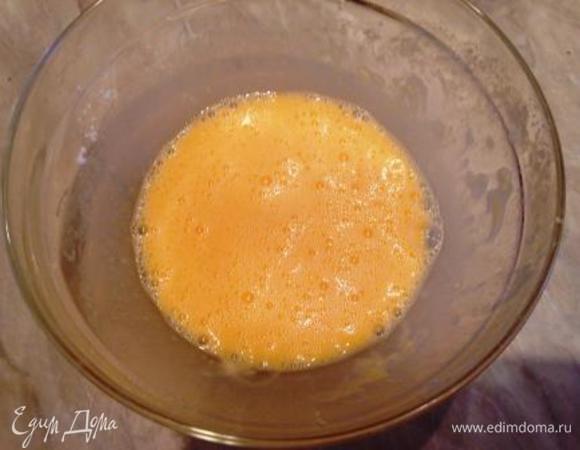 Яйца смешать с мукой.