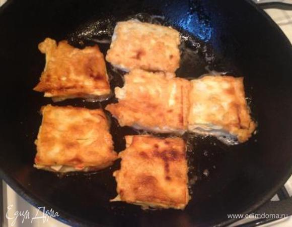 Каждый кусочек обмакнуть в яйце и обжарить на сковороде, смазанной растительным маслом, с 2-ух сторон.