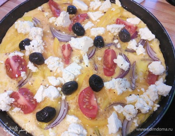 Разложить маслины и фету и довести омлет до готовности, накрыв сковородку крышкой.