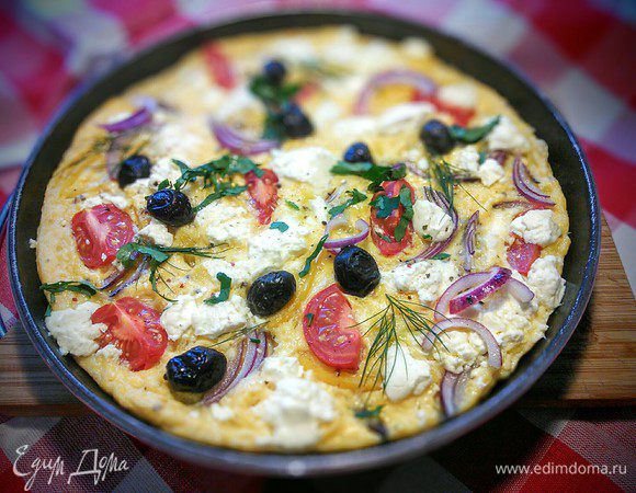 Готовый омлет поперчить, посыпать зеленью и сбрызнуть оливковым маслом.