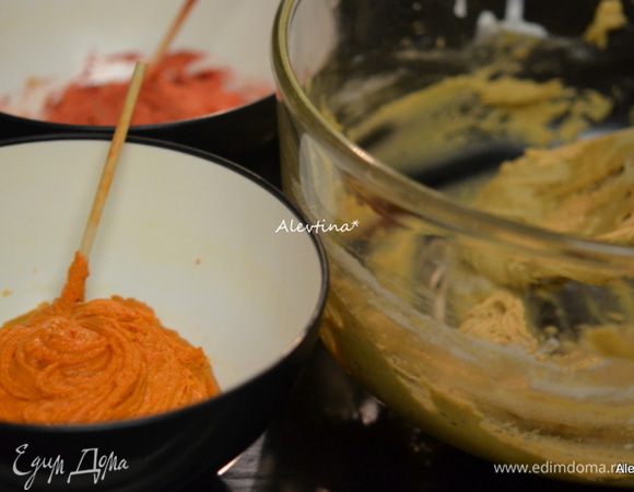 Разделить тесто на 3 части. В одну добавить каплю-две  оранжевый краситель, в другой красный, перемешать. Поставить в холодильник на 1 час.
