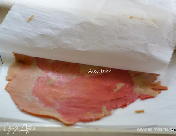 На бумагу для выпечки припылить мукой выложить тесто, разделив каждую часть на 2 части. Сверху можно использовать второй лист бумаги и раскатать тесто, не тонко.
