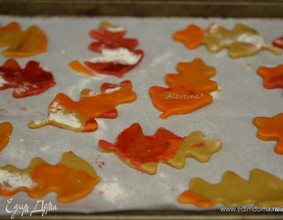 Вырезать формочкой листья и лист перенести на противень, поставить в разогретую духовку до 190 градусов на 7-9 минут, также со второй повторить порцией теста. 