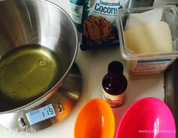 В принципе можно начать и закончить все на шаге 1! Это главное отличие от макарон! Духовку ставим на 170°С, застилаем противень пергаментом, немного смазываем его маслом без запаха. Смешиваем белки, сахар и соль (просто смешиваем, не взбиваем — еще одно отличие), потом кокосовую стружку.