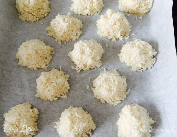 Ложечкой выкладываем тесто на пергамент (можно близко — макарон почти не растекаются) и в духовку на минут 25-30 или до хорошей румяности.