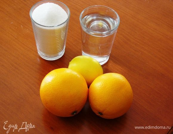 Для варенья лучше выбрать большие плоды с толстой кожей. Стакан — 200 мл.<br />
Пропорции: на корки от одного апельсина — один стакан воды и один стакан сахара. Но для аромата можно частично использовать апельсиновый сок. Варенье очень просто готовится.