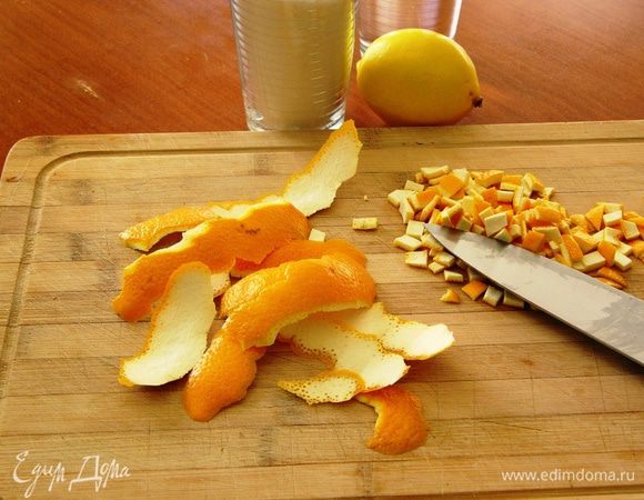 Нам понадобится стакан свежевыжатого сока из апельсинов и сами апельсиновые корки. Их нарежьте мелкими кубиками.
