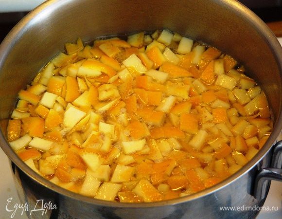 Залейте нарезанные корки водой и кипятите пять минут.